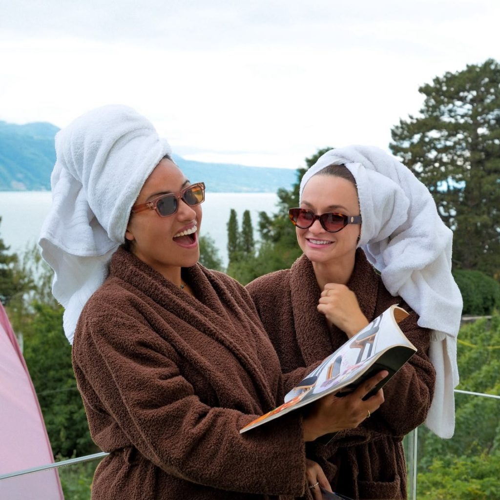 Deux amies en peignoir sur la terrasse du Rubis SPA, face au Léman
