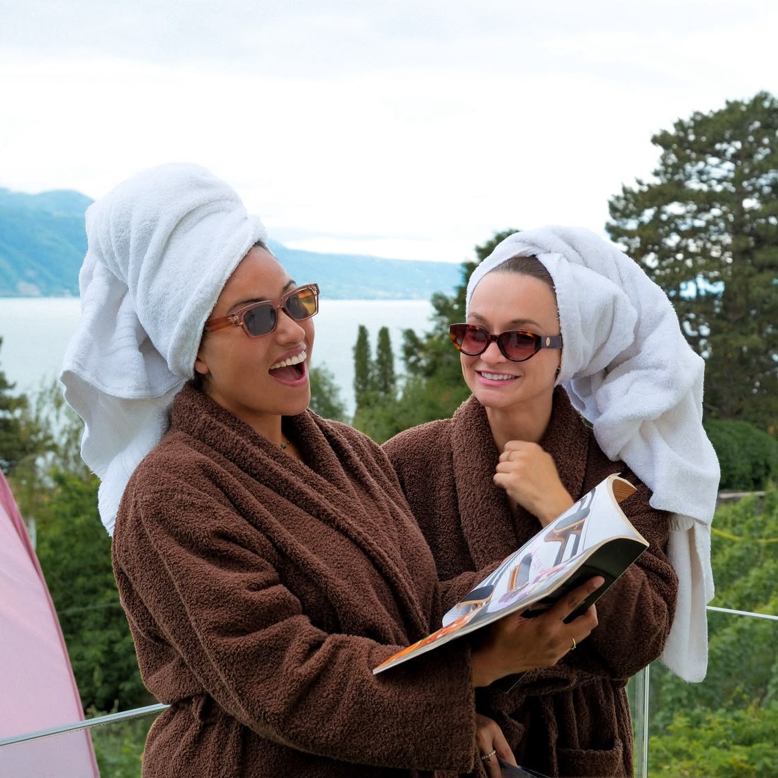 Deux amies en peignoir sur la terrasse du Rubis SPA, face au Léman et aux vignes de Lavaux