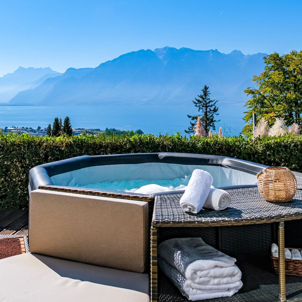 Jacuzzi exterieur avec vue sur le lac Leman - Rubis Spa Corseaux